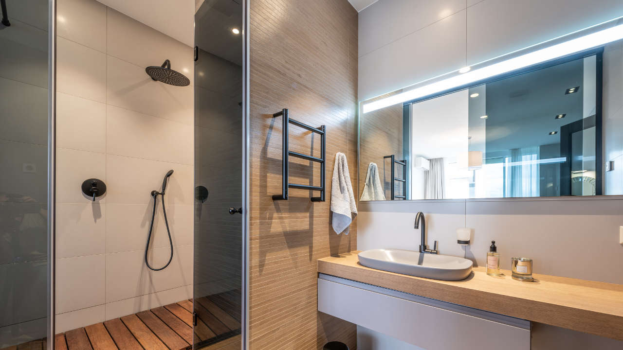 Signs Your Bathroom Needs Re-Sealing (And How to Fix It)